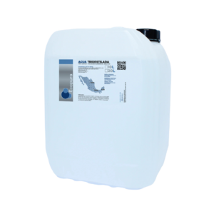 Garrafón de 20 litros de agua tridestilada marca Ecopura, sometida a triple proceso de destilación para garantizar la mínima conductividad y máxima pureza química.