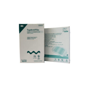 Apósito transparente de película marca Tegaderm 3M para la fijación de catéteres y protección de heridas, permitiendo la visibilidad del sitio de inserción.
